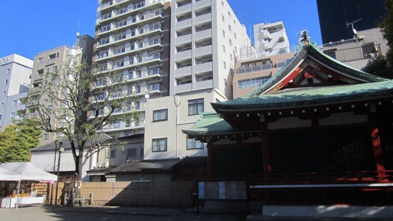 浅草神社の裏に建つ集合住宅（東京）