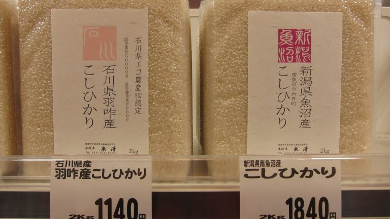 スーパーに並ぶ2種類のコシヒカリ（京都）