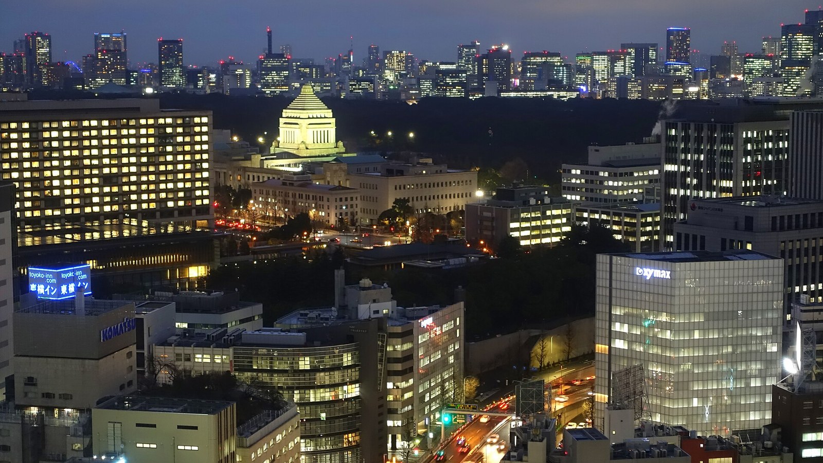 ライトアップされた夜の国会議事堂