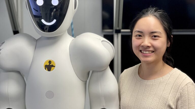 警備に使う人型の協働ロボットと技術者