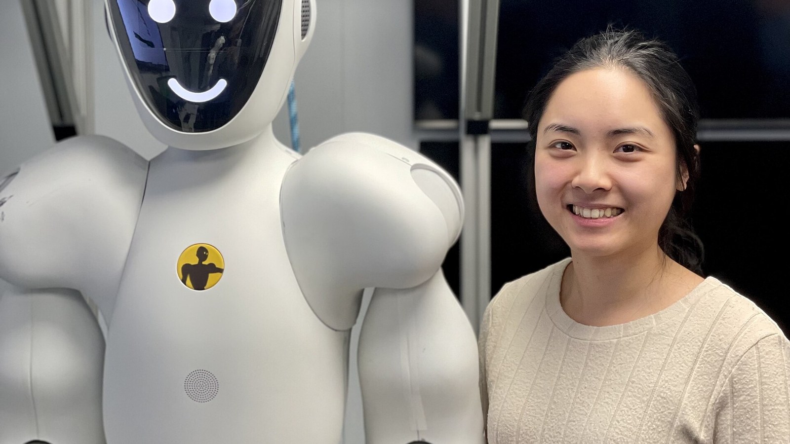 警備に使う人型の協働ロボットと技術者