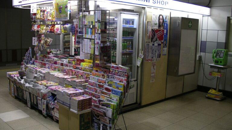 新聞を並べた駅の売店(東京、2007年)