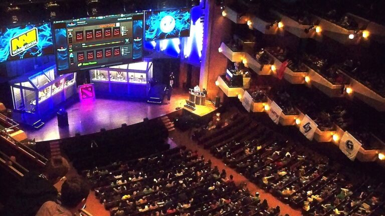「The International 2012」の決勝を見る観客（米シアトル）
