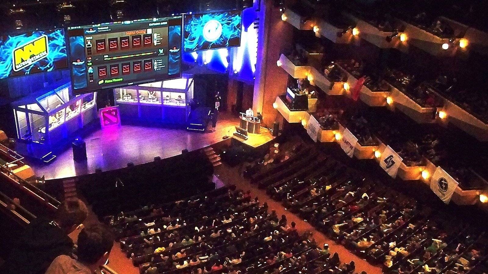「The International 2012」の決勝を見る観客(米シアトル)