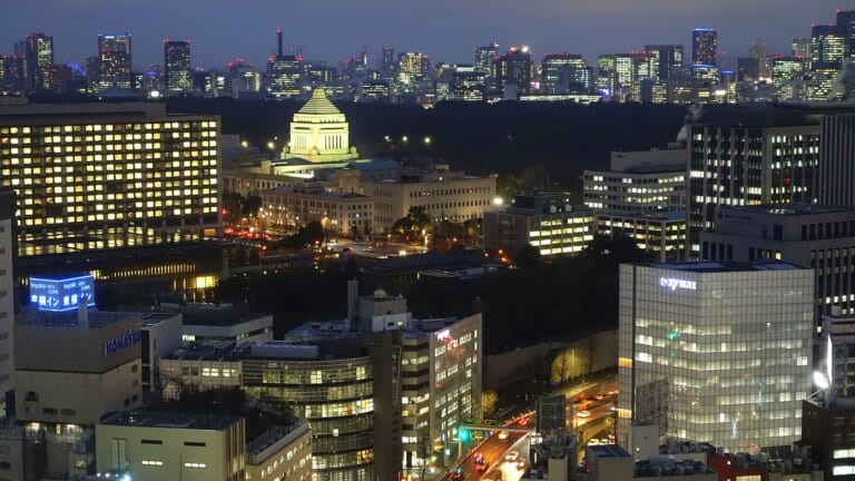 ライトアップされた夜の国会議事堂
