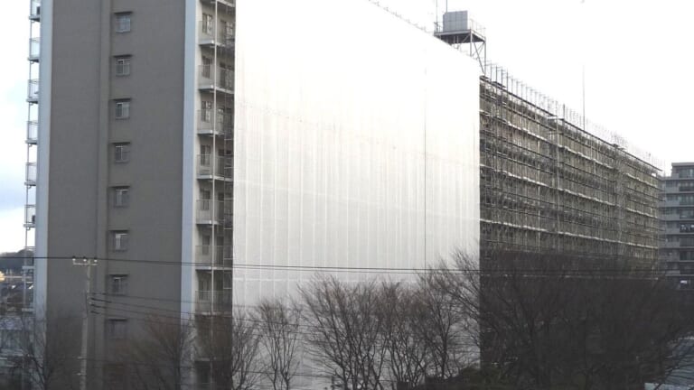 大規模修繕の工事中のマンション（千葉県市川市）