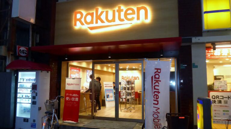 夜の楽天モバイル京橋店（大阪市）