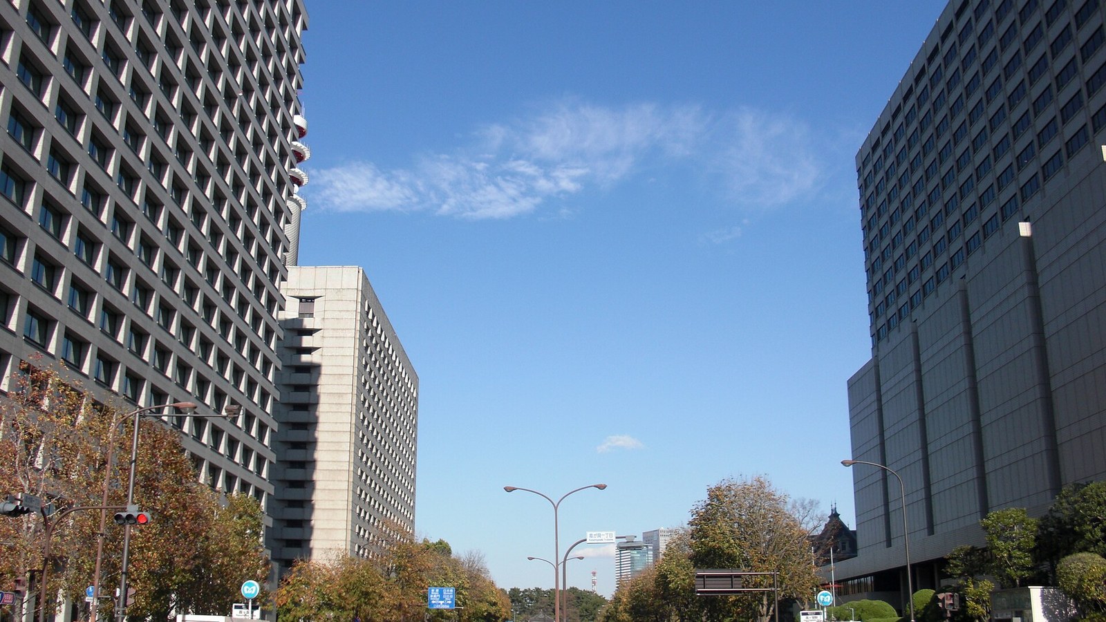 霞が関の街並み（左が警察庁、右が東京高等裁判所）