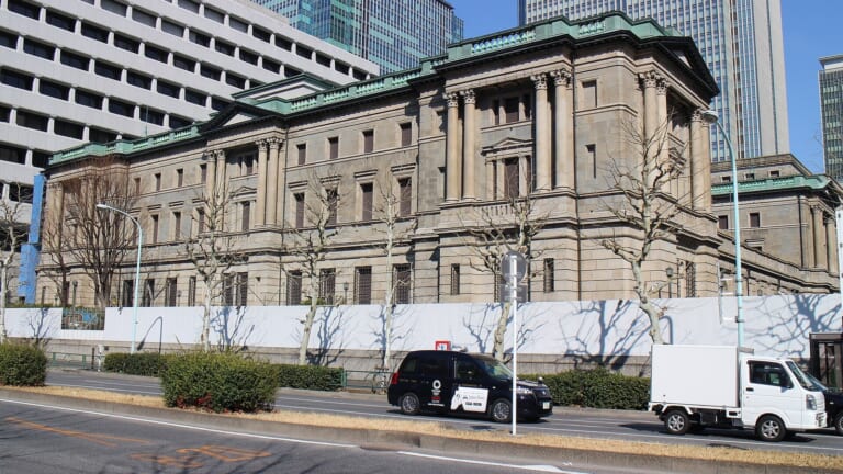 国内にお金が余っているから、国の借金は大丈夫なのか 民間の余りは28年続けて国や地方の不足を上回った