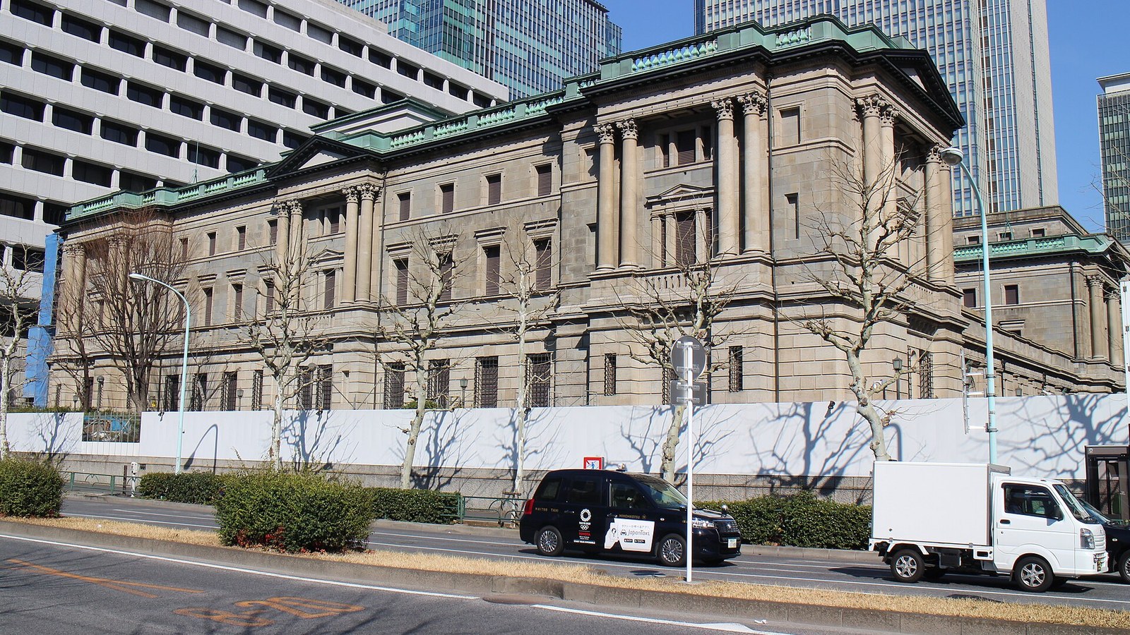 国の借金をまかなう国内資金は足りてきた 28年間、家計と企業の資金余剰が政府の赤字を上回る