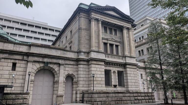 物価高と利上げは、国の借金と預金・年金にどう効くのか 財務省と積極財政派の資料で確かめる連載
